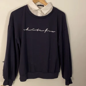 Sweatshirt med krage  - Sweatshirt köpt på SHEIN, använd ett par gånger men i ett fint skikt. Storlek S,36. I färg mörkblå med en vit krage. Ett vitt tryck på bröstet. 