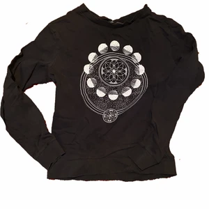 Tröja - Svart tröja med jätte coolt mån tryck på🖤 Den är i använt men ändå fint skick. Storlek xs köparen står för frakten 📦💕