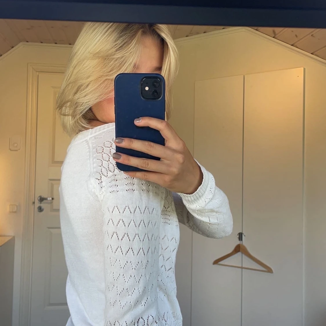 Vit kofta med blomknappar - 90