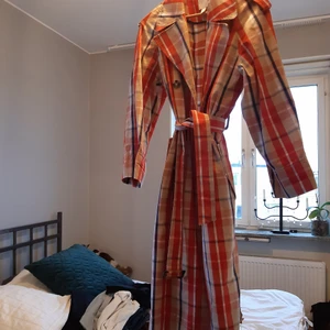 Jacka, Strl XS  - Rutig vår/höst-kappa från H&M, med knappar och bälte. 