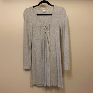 Grå klänning - Grå mysig klänning från Gina tricot. Stl. M. Använda några enstaka gånger. 