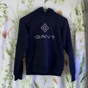 GANT hoodie - Säljer nu denna GANT hoodie då den är för liten. Bra skick och vill få bort den så fort som möjligt. 