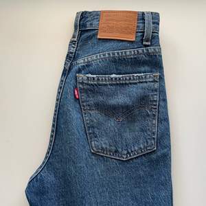 Levi’s jeans i jättebra skick strl W24 L32. Modellen heter 70’s high flare. Frakt tillkommer. Skicka gärna meddelande om du vill köpa :) 