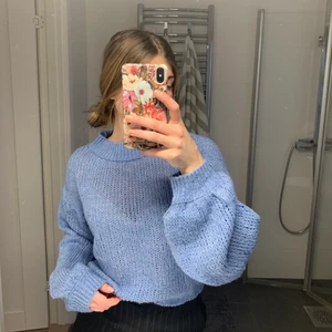 Blå stickad tröja NA-KD - Snygg blå stickad tröja från NA-KD. Ballongarmar. Hör av dig om du är intresserad ❣️