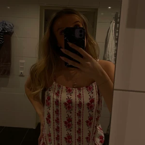 mönstrat linne från h&m - slutsålt, använt en gång💕💕 pm vid frågor/ önskemål om fler bilder 