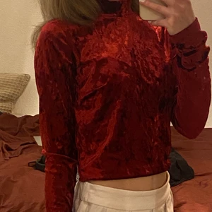 Röd glansig tröja - Tröja från gina tricot , stl s , använd en eller två gånger (nyskick)