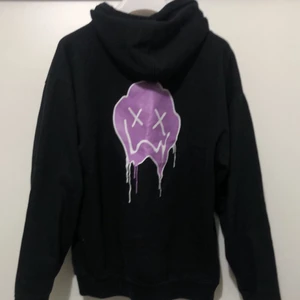 Hoodie med tryck  - Skit snygg å cool hoodie i storlek M men passar XS-M!! 🤩 Den är köpt för 400kr och är i ett jättebra skick, men får tyvärr ingen användning av den (inte min stil)!! 💗 Kan samfrakta vid köp av fler saker 📦✅ Köpare står för frakt 👍🏻