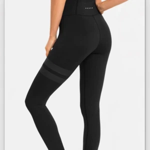 Stronger tights - Säljer mina svarta stronger tights i storlek xs😊 använda kanske 10 gånger men inga större defekter🙂