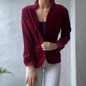 vintage röd sammet kavaj - otroligt fin röd sammet kavaj💞 köpt i new tork på 90-talet, i bra skick✨