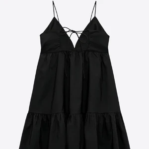 Klänning zara - Poplulär klänning från zara, säljes då den är för liten för mig. Använd än gång. Gått sönder bak men igensytt. Högsta bud: 275kr