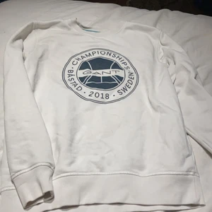 Gant tröjja  - Super fin gant tröjja som är andvänd ett fåtal gånger det står storlek 167 i men har passat mig när jag hade xs 