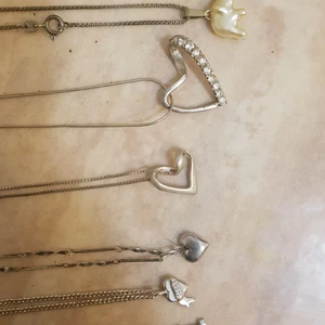 Halsband med hänge äkta silver  - Alla halsband är äkta silver mycket fint skick.  199kr st den med stora hjärta 220kr . 16kr frakt. 