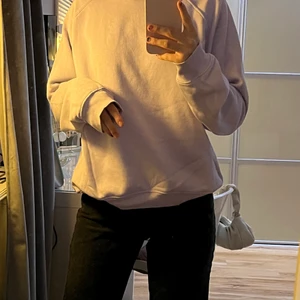 Lila sweatshirt  - Säljer en oanvänd lila tröja i storlek s. Från lager 157. 100 plus frakt! Den lila färgen syns inte jättebra på bild men den är pastell lila.