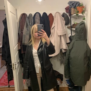 Så snygg och trendig Skinnjacka - Sjukt snygg skinnkappa/jacka,  köpt secondhand i köpenhamn. Storlek M och sitter bra på mig som har S. Kan nog passade både större och mindre beroende på hur man vill att passformen ska vara. Fråga för fler bilder! (Byxorna är också till salu)