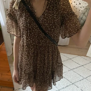 Snygg klänning hm - Säljer denna otroligt vackra klänning från HM! Köpt för ca 2 år sedan så den finns inte längre kvar att köpa! Passar både nu när det är lite kallare och strumpbyxor till, men även till sommaren! 🤩 Storlek 32, men passar mig som även har 34/36