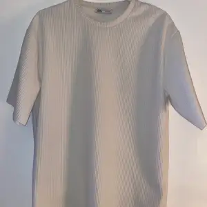 Vit T-shirt från zara med storlek S 