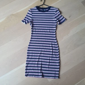 Figurnära klänning  - Söt figurnära klänning från hm i rosa vitt och blått. Sitter jättefint på. Fint skick, stickat mjukt material.