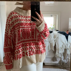 Mysig stickad tröja från Gina Tricot - Varm och gosig stickad tröja från Gina Tricot! Har den i strl XL för en mer oversized fit, jag är 157 cm lång för jämförelse ☺️ frakt + 45 kr! Levereras självklart nytvättad ☺️