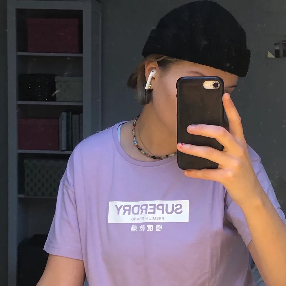 Snygg T-shirt från Superdry som är varsamt använd. Färgen är pastell lila och representeras bäst på andra bilden✨ Tröjan är storlek S men är lite oversized så passar alla från XS-M. Själv är jag 170 cm lång och brukar ha S/M. Bara att höra av er om ni är intresserade🕺🏻 Kram <3. Toppar.