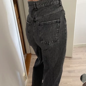 Zara jeans (stl 38)  - Säljer dessa högmidjade grå jeans från zara i storlek 38🖤 passar mig som vanligtvis är S-M och är 176 lång😇 spårbar frakt ingår i priset! 📦