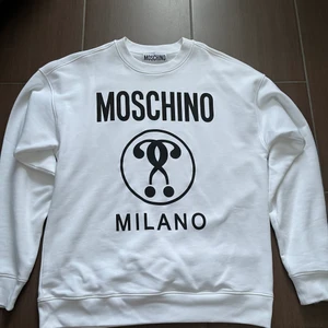 Moschino tröja vit storlek 50/L - Det är då en vit Moschino tröja som är in intill nyskick då den är bara använd ett fåtal gånger.  Inga fläckar elr märken  Storlek 50/L Nypris 2100 Pris kan sänkas vid en bra och snabb affär