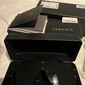 Solglasögon  - Säljer ett par solglasögon från versace ny pris 2700kr men fick rabatt på dom så dom köptes för 2062kr cond 10/10 allt fås med kvitto box,