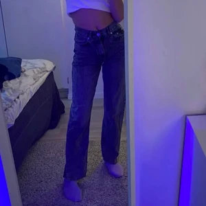 Gråa jeans  - Jeans från junkyard köpa här på Plick och endast testade. Säljer då de inte passade mig. De är i nyskick och inga defekter. Bilderna är lånade från förra säljaren. De är i storlek XS och midwaist 💕