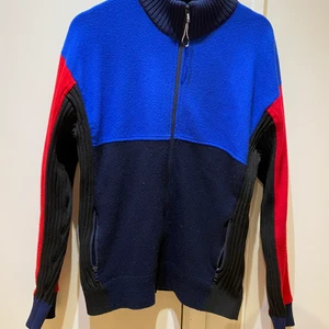 Kenzo Stickad Jacka - Nypris 4270kr, mitt pris 1099kr. Skick 9/10 använd 2 gånger. Köpt på Farfetch