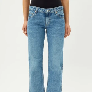 Weekday jeans🙌 - Säljer mina snygga low waisted jeans från weekday, jeans modellen heter Arrow och köpta för 500 nypris❤️ Hon på bilden har samma storlek som mig i midjan men inte i längden👍