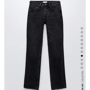 ZARA midwaist, straight leg full length grå/svarta jeans! Storlek 34. Budgivning från 350 om fler är intresserade eller köp direkt för 500 ❣️
