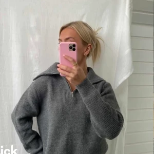Zip tröja - Grå zip tröja i storlek s/m från akstudios. Använd en gång. Nypris 479kr, helt slutsåld. Mitt pris 250kr +frakt.