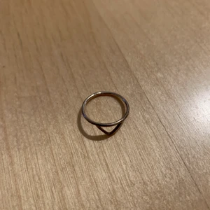 Caroline Hjerpe ring i äkta silver - Använt nån enstaka gång. Mörknat lite med tiden men det går ju att åtgärda. Ordinarie pris 250. Jag har storlek 17.25 i diameter i millimeter vilket motsvarar storlek 54. Passar dig som har 17-19 i mm.