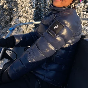 Peak Performance jacka!! - Supervarm mörkblå Peak Performance jacka som funkar perfekt som skidjacka!!⛷🏔💕 Skriv för fler bilder med den avtagbara luvan på!💖 Paketet kommer att vara spårbart💕📦
