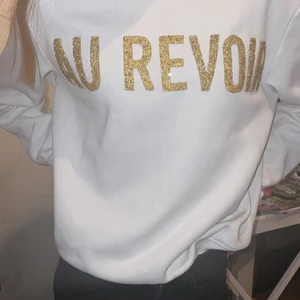 Vit tröja med glitter - Så fin vi tröja med guldig glittrig text✨ från hm xs-s. 