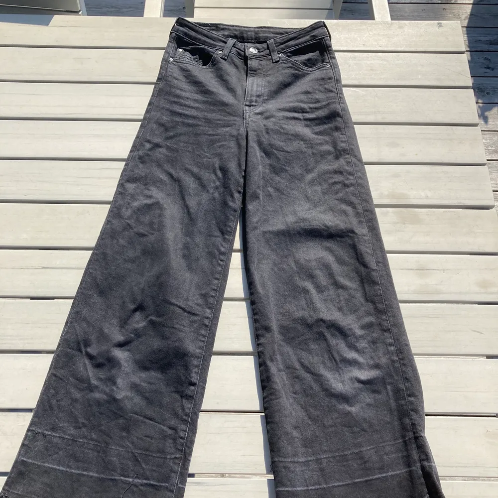 Breda svarta jeans från hm. Mkt bra skick och anväda endast ett fåtal gånger. Säljs pga för små.. Jeans & Byxor.