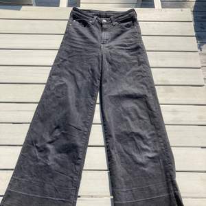 Breda svarta jeans från hm. Mkt bra skick och anväda endast ett fåtal gånger. Säljs pga för små.