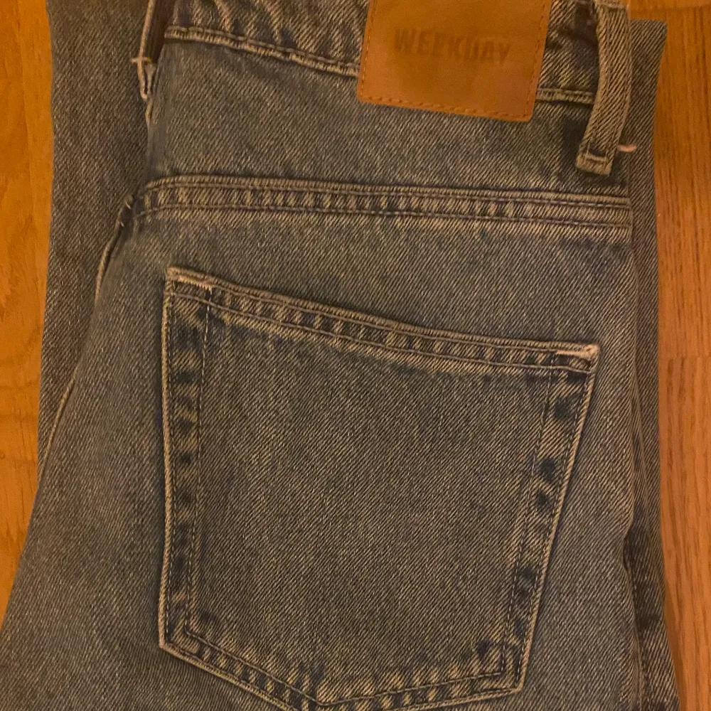 Ett par jätte fina raka jeans från weekday, använt ett fåtal gånger men är i väldigt bra skick. . Jeans & Byxor.