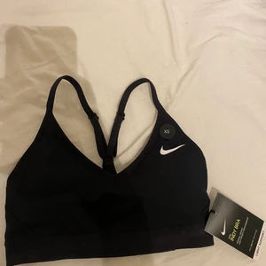 Helt ny sport-bh  - Ny svart sport-bh från Nike i strl XS, säljer pga att jag köpte fel storlek. Nypris: 300kr Mitt pris: 70kr