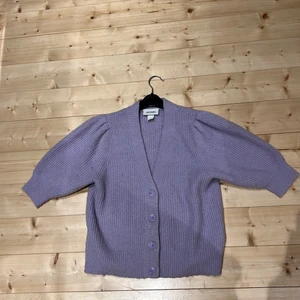 Söt topp från Monki💜 - Säljer en jätte fin topp/kofta från monki. Aldrig använd och är i jättebra skick! Köptes för 250, säljer för 200, kan även gå ner i pris!💜💜💜💜 Oops! Den är baby lila och ljusare irl!!!