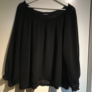 Svart blus från Miss Milla - Svart, tunn blus från Miss Milla. Den är i storlek 46 men passar som en vid S. Köpt second hand men endast använt en gång själv, den är i mycket bra skick. 