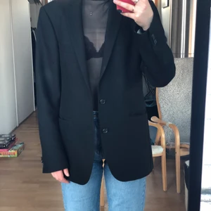 Svart tiger blazer/kavaj - Svart blazer/kavaj från tiger of Sweden. Mkt bra skick. Står ingen storlek men är runt en L, själv har jag haft den oversized.