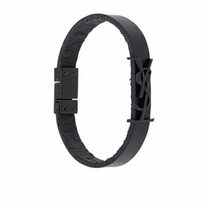 Ysl Armband - Säljer mitt Svarta Ysl armband då den inte kommer till användning, original pris är ca 2300kr❣️ Tyvär har jag varken kvitto eller box då det var min mammas gamla och hon ej svarat, däremot står det ”Saint Laurent Paris” vilket det enbart står på äkta armband. PRIS kan diskuteras vid snabb affär❤️❤️