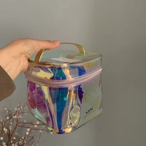 Nyx sminkväska - Helt ny Holographic Nyx makeup jag med taggen kvar! Går ej att köpa utan fick den på julafton när man köpte över en viss summa! Bra tjockt material och bra dragkedja! Rymmer väldigt mycket 