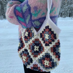 Virkad väska - Säljer min handgjorda virkade väska. Säljer den lite billigare då det vita garnet skiftar lite i nyanserna. Hör av er om ni har några frågor. Priset kan diskuteras. Köparen står för frakten. ❤️🧚🏻‍♀️