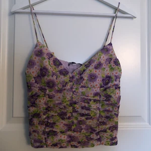 Linne från zara - Jättefint somrigt linne från zara, använt endast 1 gång så bra skick! Banden är lite uppsydda (bild 2), det är även dragkedja på ena sidan av linnet. Storlek S men liten i storleken så skulle säga mer XS, pris 50kr+frakt💜 kom privat för mer bilder/frågor