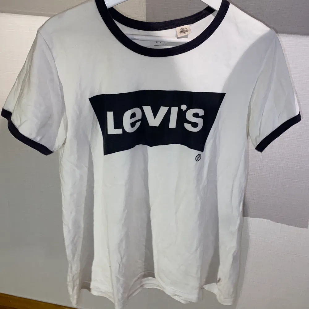 En vit tisha från Levis med snygga detaljer. Storlek L. T-shirts.