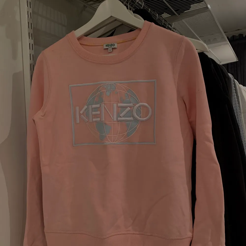 Rosa kenzo tröja i storlek S. Använd fåtal gånger.. Tröjor & Koftor.