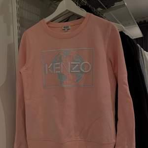 Rosa kenzo tröja i storlek S. Använd fåtal gånger.