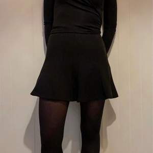 En svart kjol från Zara w&b collection. Har andvänds ett par gånger men fortfarande i bra skick. Kjolen går inte att köpa i butik. Den är väldigt fin och jag älskar den men den kommer dessvärre inte till användning längre.✨❤️( köparen står för frakt )