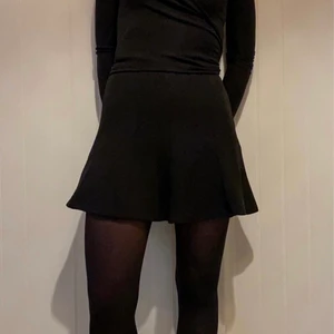 Svart kjol  - En svart kjol från Zara w&b collection. Har andvänds ett par gånger men fortfarande i bra skick. Kjolen går inte att köpa i butik. Den är väldigt fin och jag älskar den men den kommer dessvärre inte till användning längre.✨❤️( köparen står för frakt )